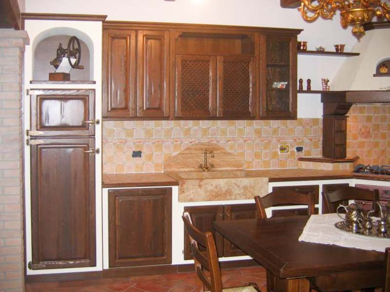 Altra visuale della cucina con frigorifero rivestito con nicchia in finta muratura